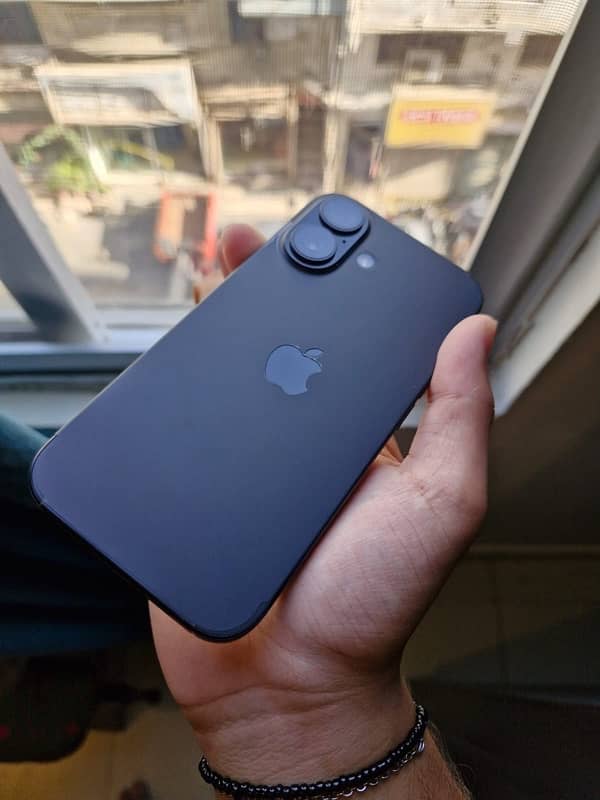 iPhone 16 black 128 3