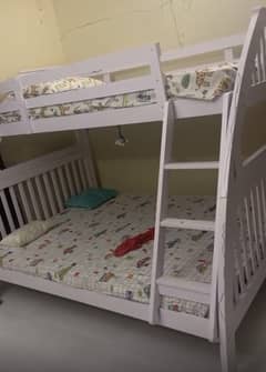 Bunk bed queen bed + single bed