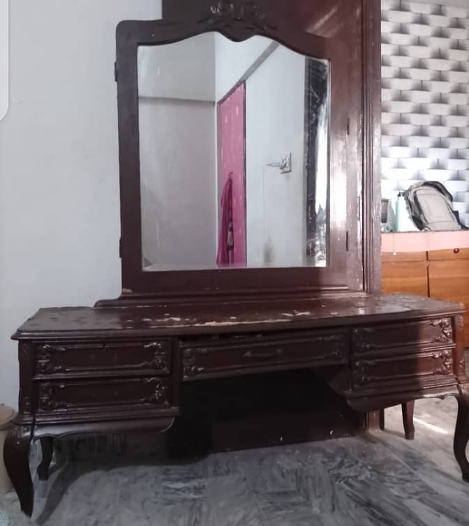 Used old wooden dressing table with Mirror 0