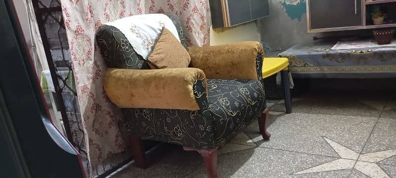 1+1+3 seater sofa in best condition for sale 4