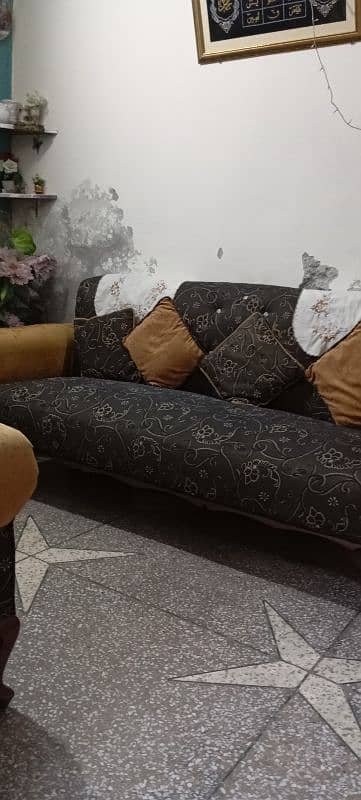 1+1+3 seater sofa in best condition for sale 6