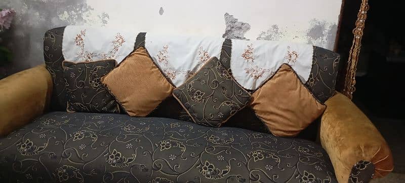 1+1+3 seater sofa in best condition for sale 7