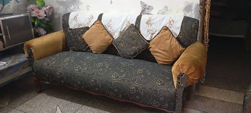 1+1+3 seater sofa in best condition for sale 8