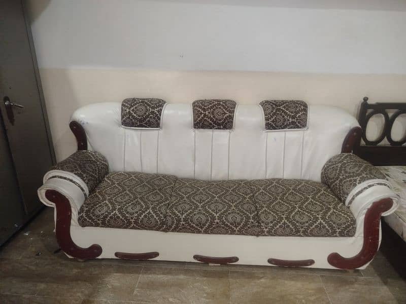 a 3 seater sofa for sale in Good condition 2