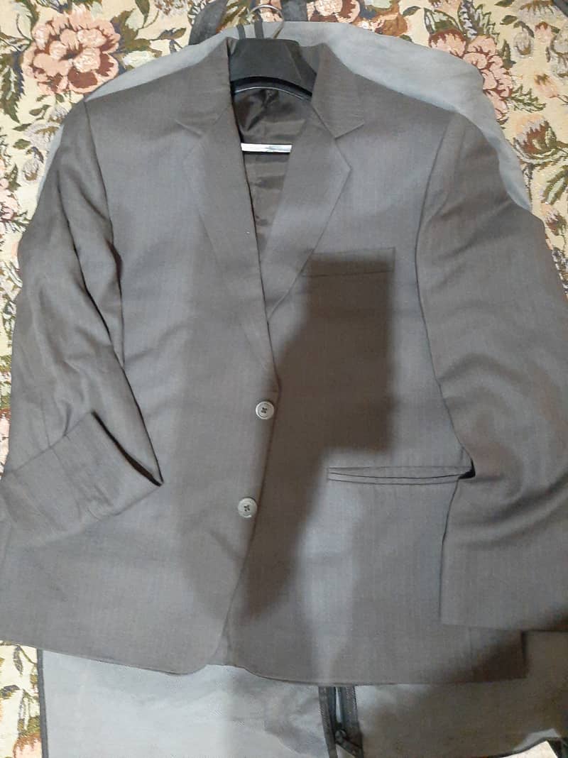 Urgent Sale Men Large Pent Coat for sale Color damage guaranteed 4