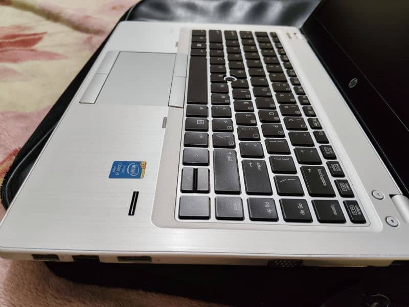 perfect condition hp folio 9480p. slim book , silver color 4