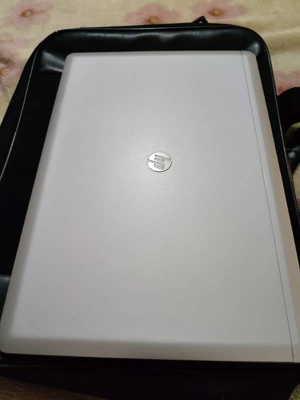 perfect condition hp folio 9480p. slim book , silver color 6