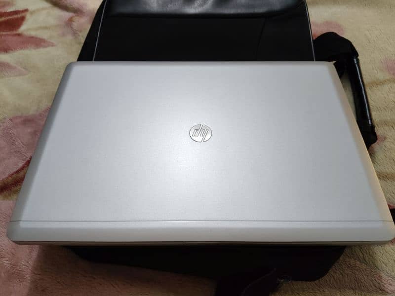 perfect condition hp folio 9480p. slim book , silver color 7