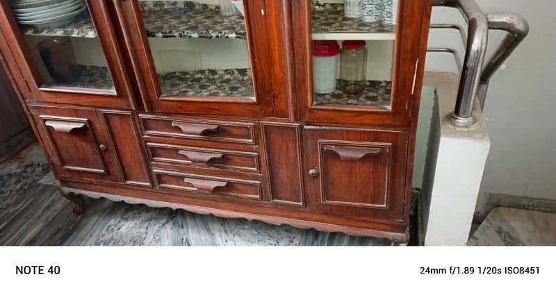 Showcase in good condition for sale 0