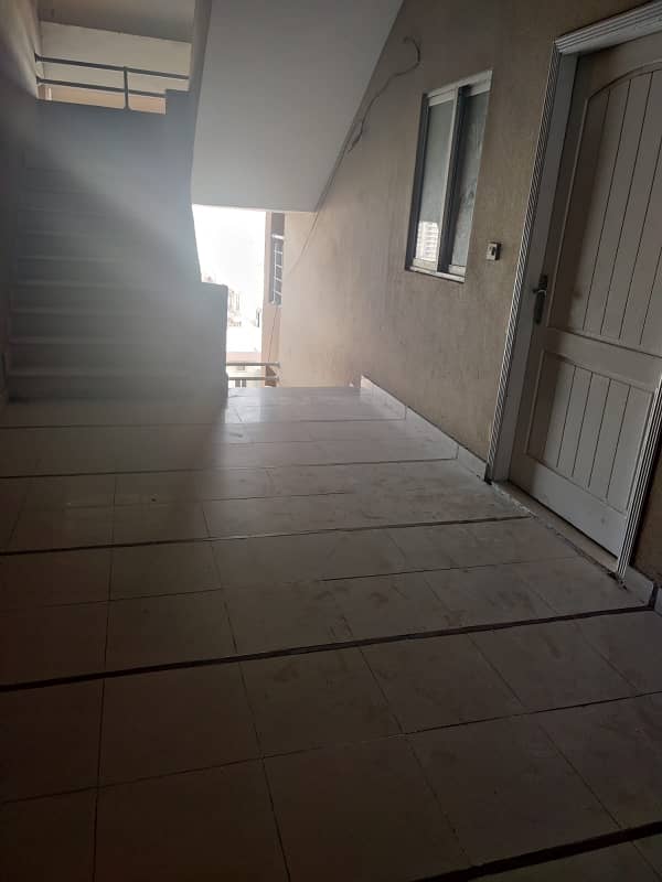 d-17 Islamabad 3 bed apartment 10 mint drive to main E-11 2