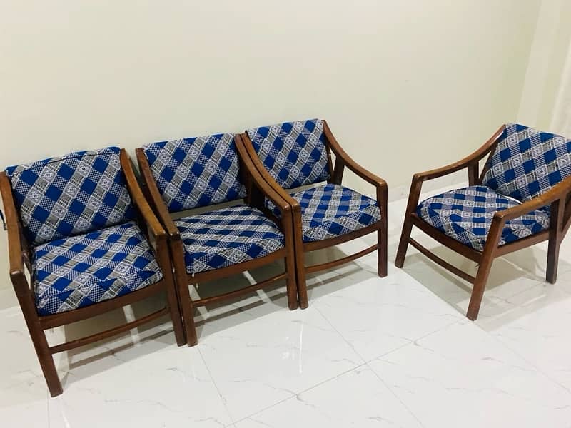 4 wooden chairs 1