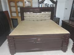 Bed, singer maze, 2 sidetables