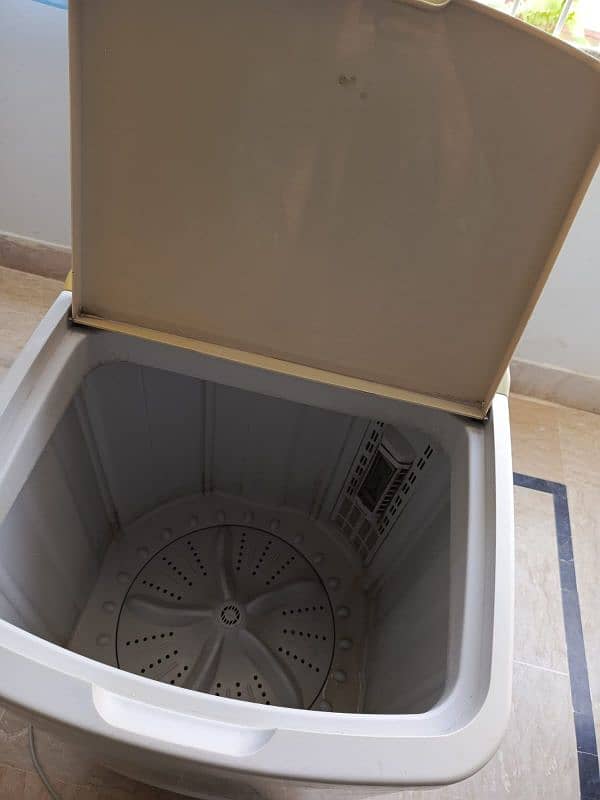 westpoint single tub washing machine in good condition 4