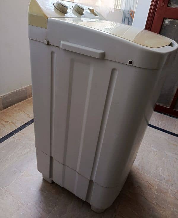 westpoint single tub washing machine in good condition 5