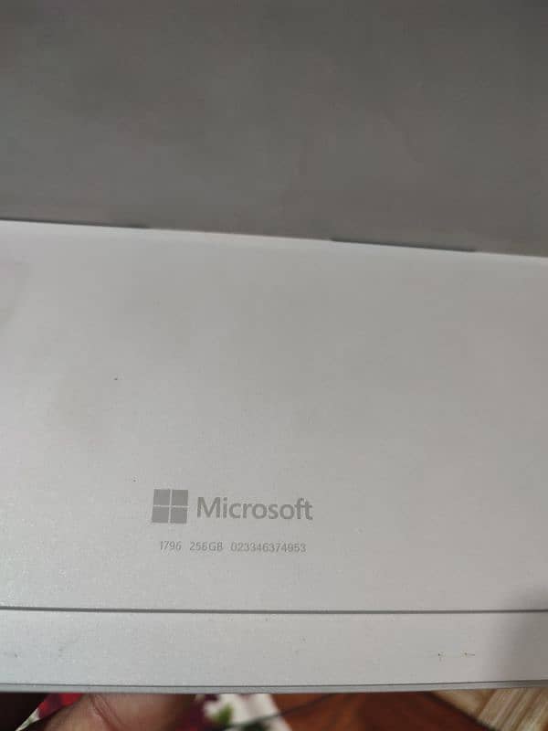 Surface Book i5 7th Generation- 8 GB Ram - 256 GB SSD 1