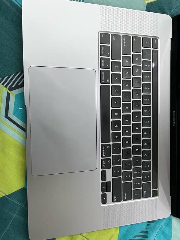 macbook pro 2019 ( 16 inches grey) with charger 6