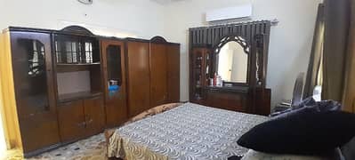 Elegant wooden bedroom set in excellent condition