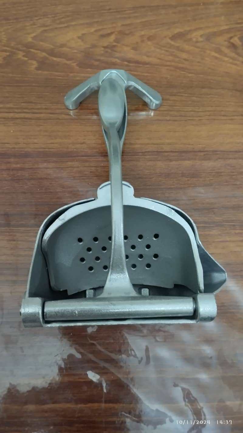 Hand press fruit juicer 6