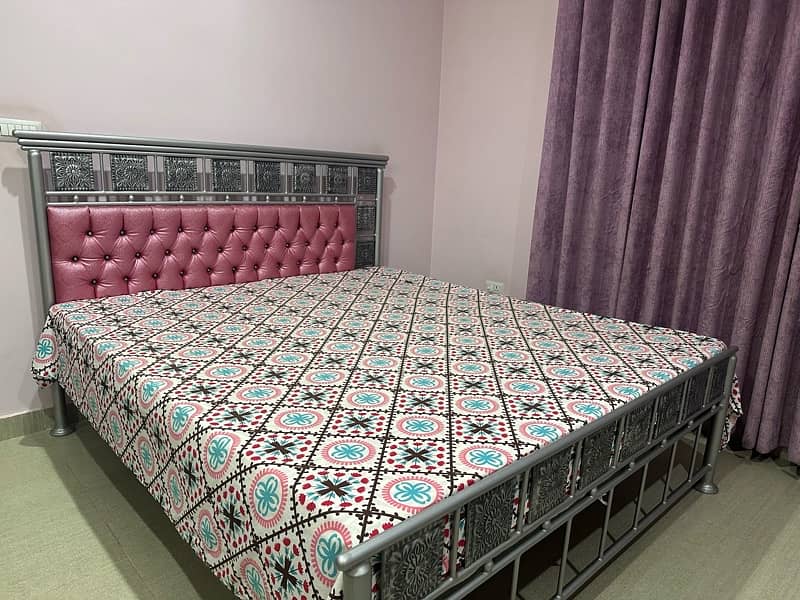 IRON BED KING SIZE  & SOFA + TABLE. 0