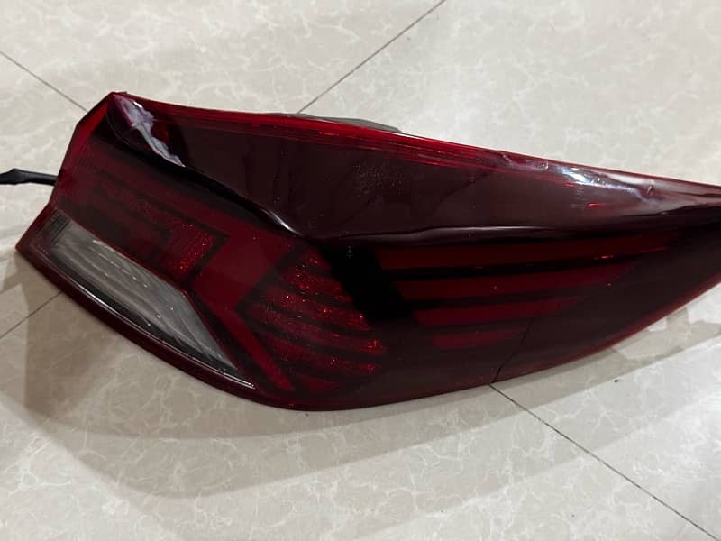 Hyundai Elantra Right Tail Light for sale 3