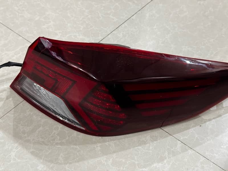 Hyundai Elantra Right Tail Light for sale 4