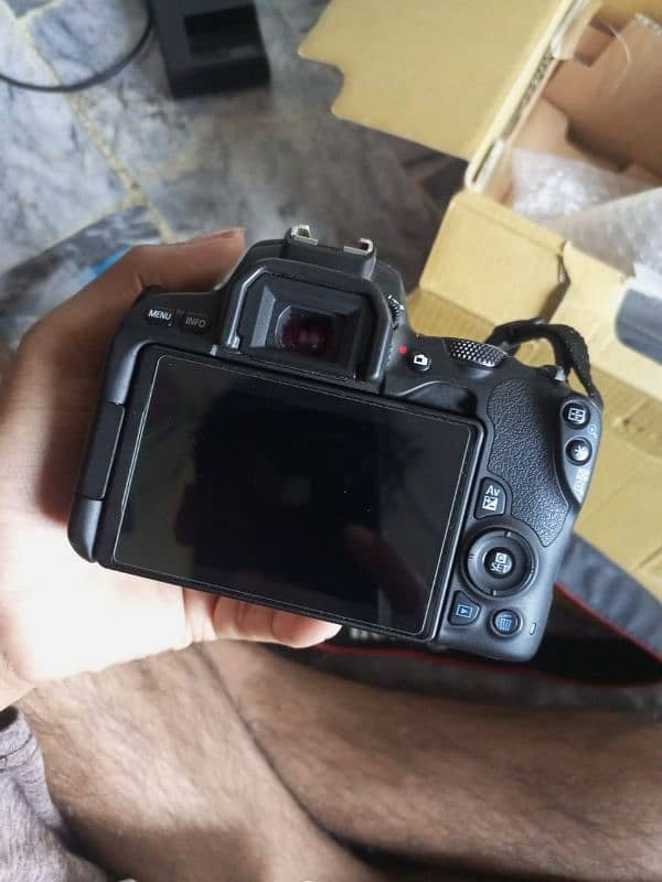 Canon 200d touch led DSLR 10/10 Condition 12