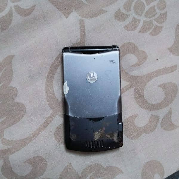 Samsung Duos and Motorola v3i flip dead consider for parts. 2