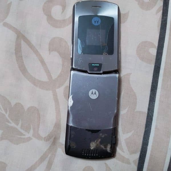 Samsung Duos and Motorola v3i flip dead consider for parts. 5