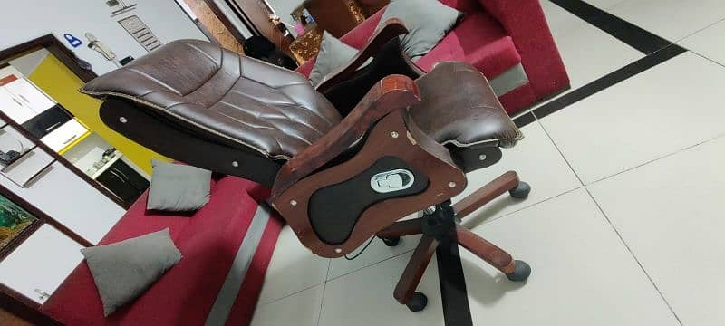 Boss Chair with Recliner for Sale 20k 1