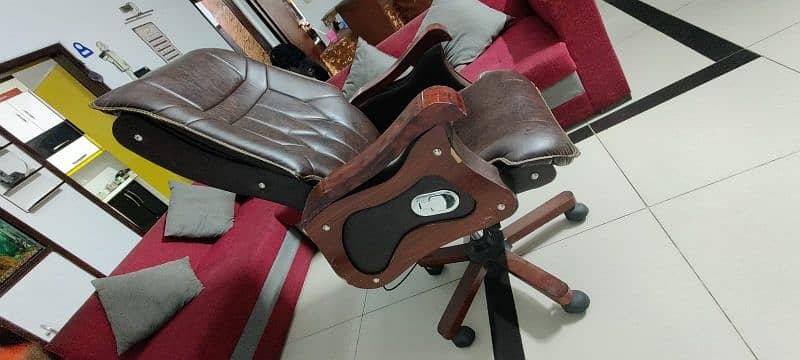 Boss Chair with Recliner for Sale 20k 2