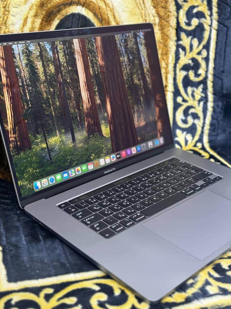 MacBook Pro 2019 | Core i7 9th Gen | 16GB RAM / 512 GB SSD | Apple 3