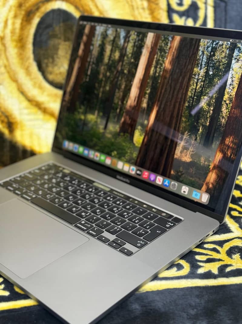 MacBook Pro 2019 | Core i7 9th Gen | 16GB RAM / 512 GB SSD | Apple 4