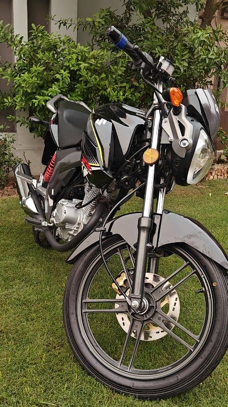 Suzuki GSX 125 Black 0