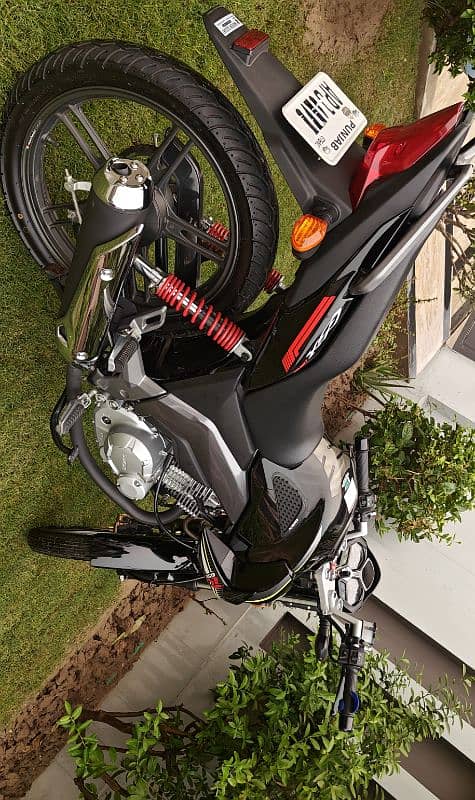 Suzuki GSX 125 Black 4