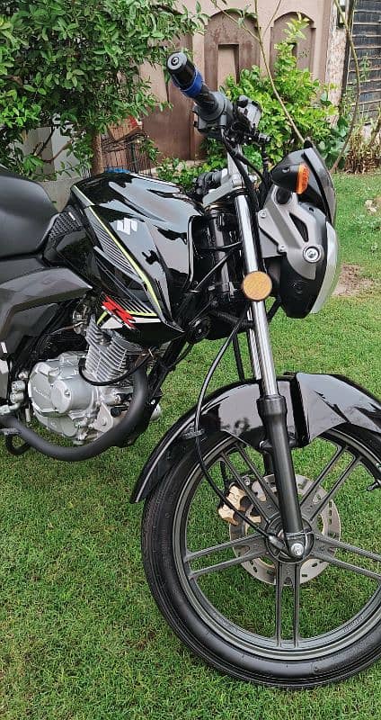 Suzuki GSX 125 Black 7