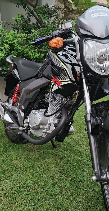 Suzuki GSX 125 Black 12