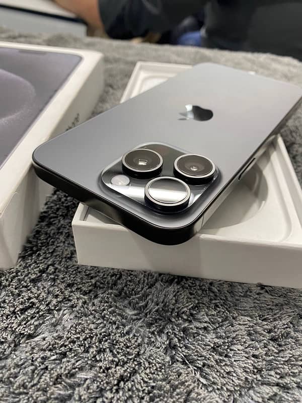 iPhone 15 Pro Max 256 GB 2