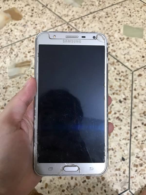 Samsung Galaxy J7 Neo 0