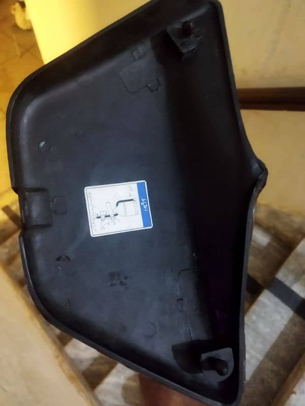 Suzuki 150 side cover 1