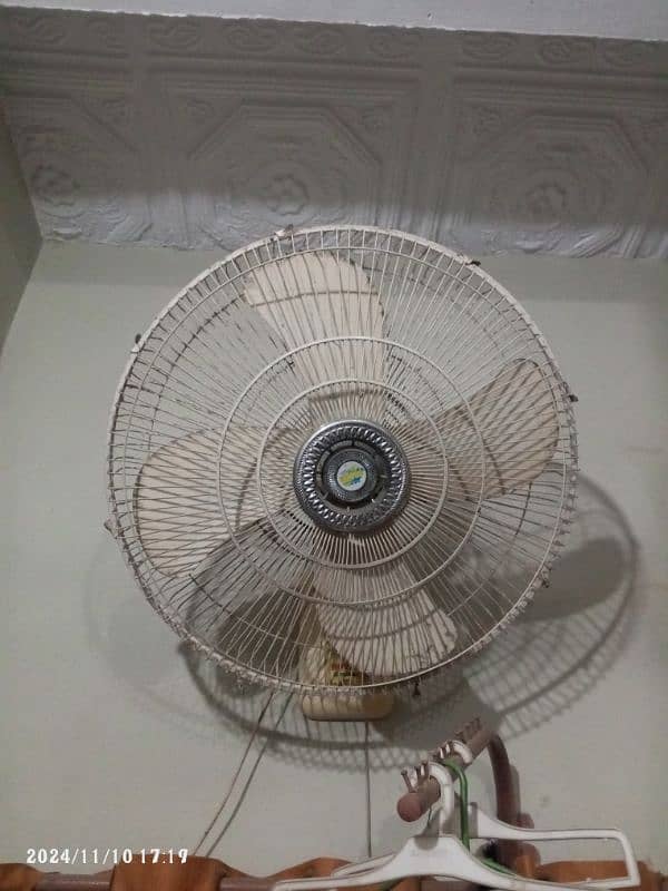 Royal bracket fan 18 inch 0