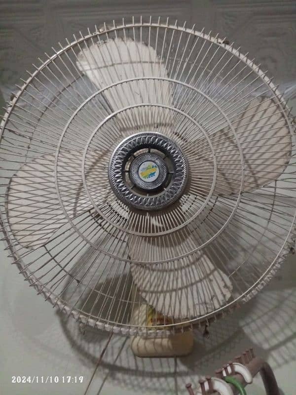 Royal bracket fan 18 inch 2