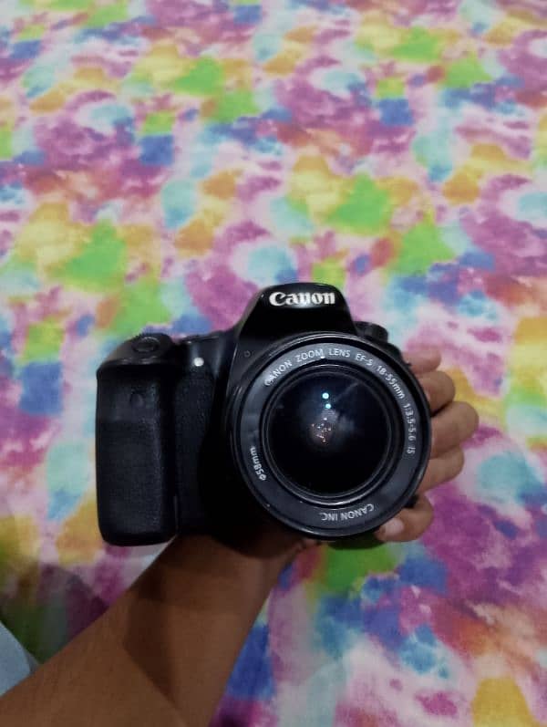 Canon eos 60d with lens, charger and battery. 2