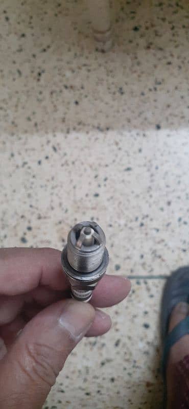 Bosch Spark plugs four Pin. 2