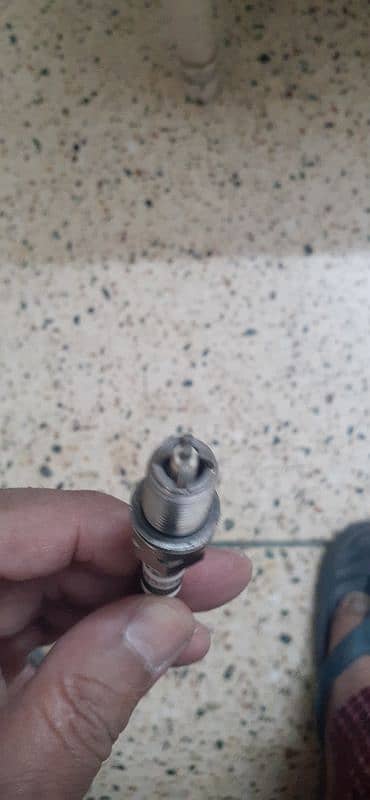 Bosch Spark plugs four Pin. 3