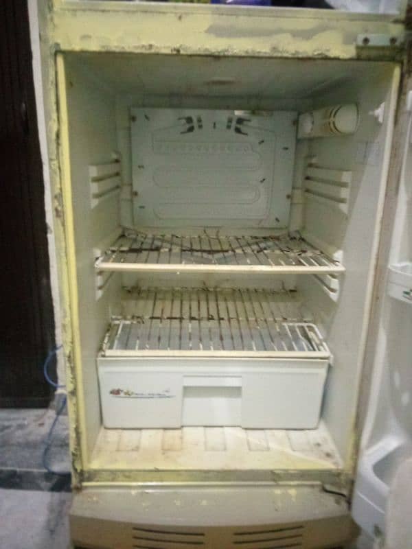 Urgent Old Pel Fridge for sale 0