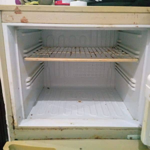 Urgent Old Pel Fridge for sale 1