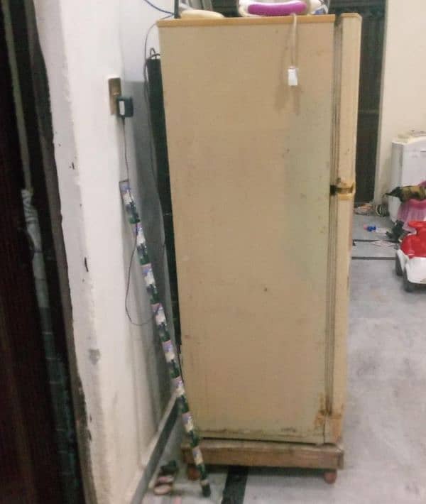 Urgent Old Pel Fridge for sale 2