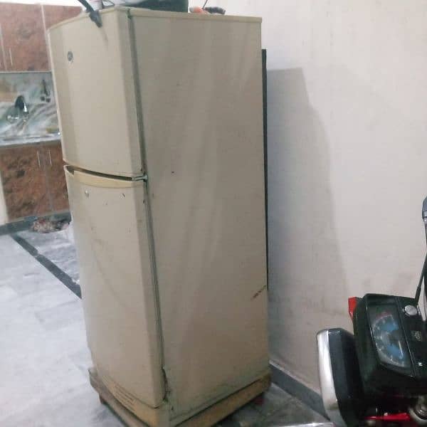 Urgent Old Pel Fridge for sale 5