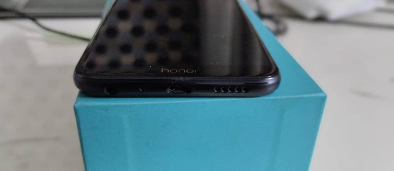 Honor mobile phone. 3