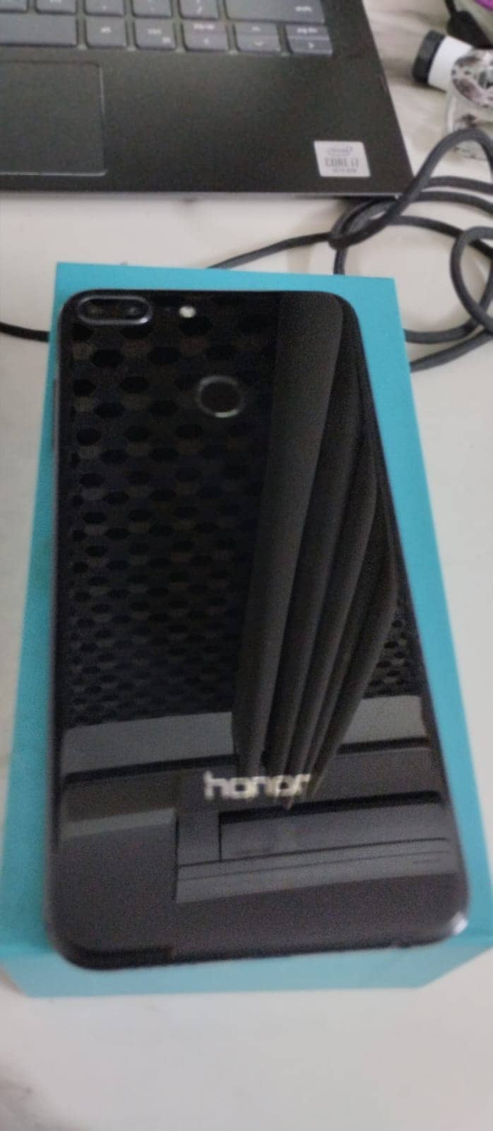 Honor mobile phone. 4